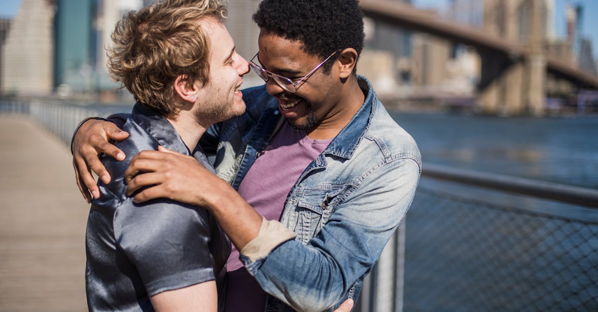 Pareja gay masculina sonriendo con naturalidad