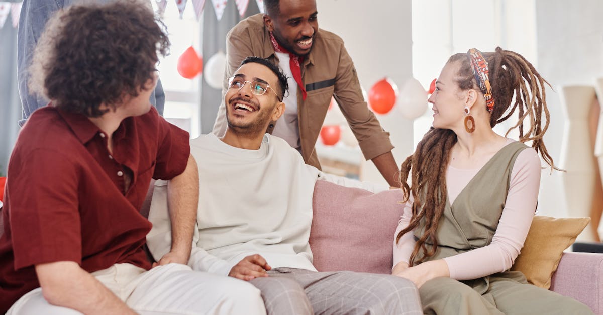Grupo diverso de amigos riendo juntos