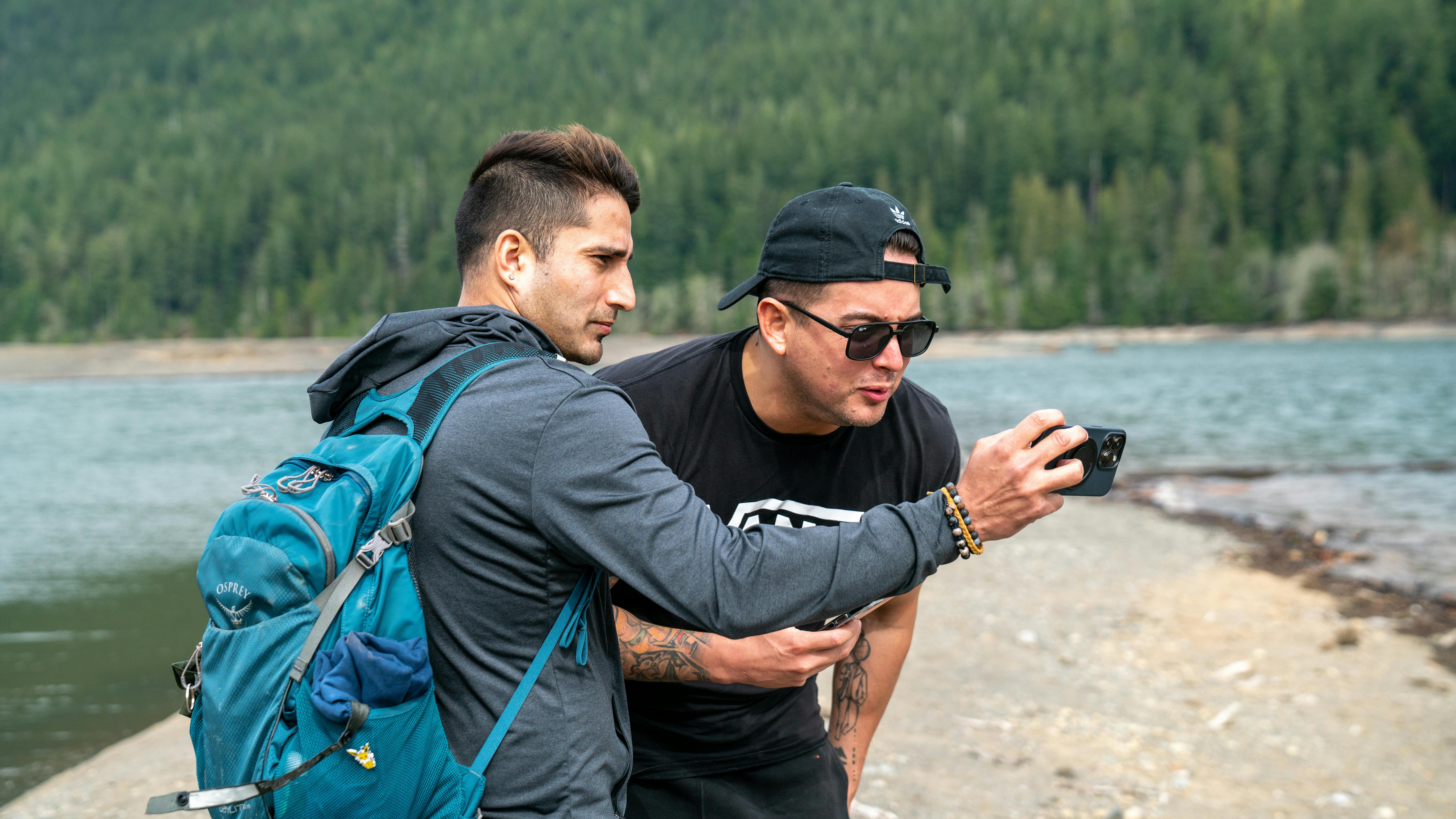 Dos amigos disfrutando de una aventura al aire libre